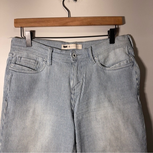 Levi's Cuffed Bermuda Women's Size 28 Blue White Pinstripes Denim Jean Shorts - Picture 3 of 15